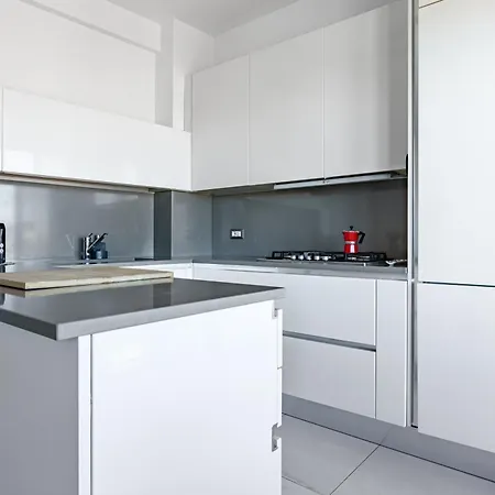 Guesthost - Bright Near The Beach! *