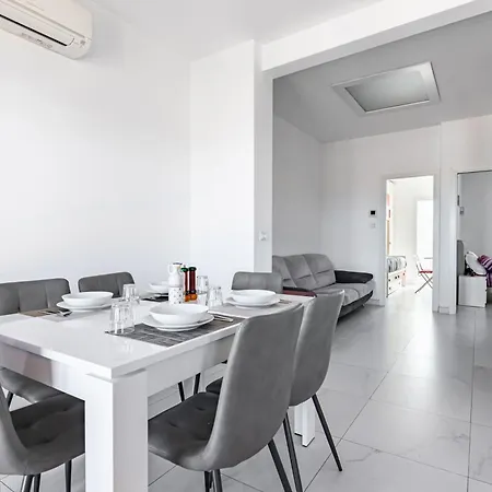Appartement Guesthost - Bright Near The Beach! *